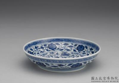 图片[2]-Dish with Indian lotus scrolls in underglaze blue, Qing dynasty, Qianlong reign (1736-1795)-China Archive